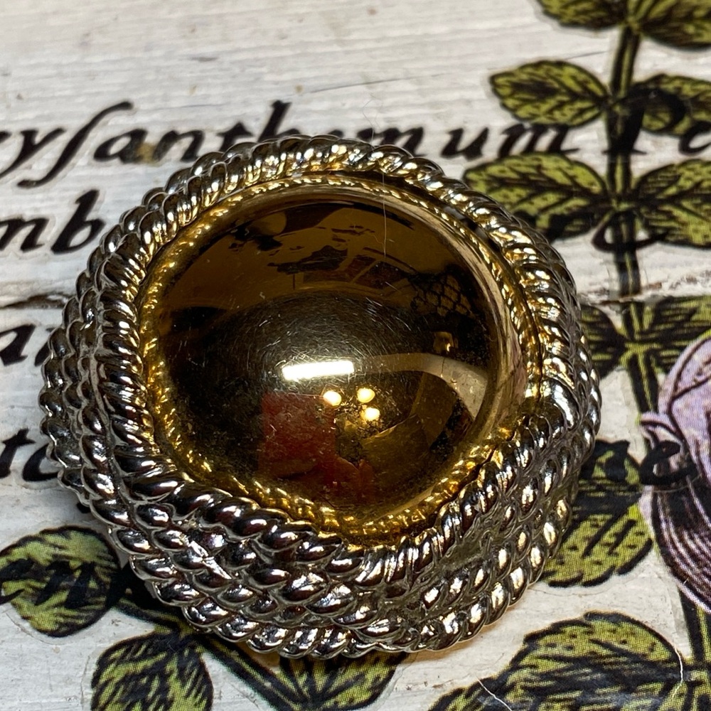 🍒3 for $33🍒 Vintage round brooch gold and silver tone